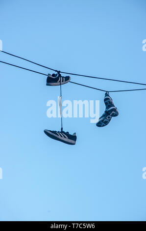 Chaussures suspendues à des fils d'alimentation électrique. Lacets de chaussures et qui traînent. Brooklyn. 09/19/2014. New York City Banque D'Images