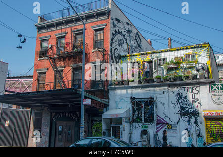 Bâtiment typique de Brooklyn le 6 er dans le quartier de Williamsburg, New York City, USA. 09/19/2014. Réglage de l'homme de la bicyclette sur une terrasse Banque D'Images