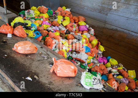 La séparation des déchets de sacs en plastique de différentes couleurs Banque D'Images