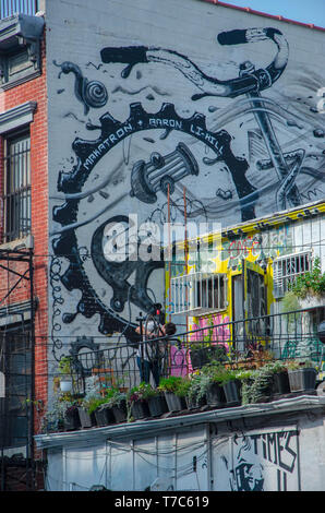 Bâtiment typique de Brooklyn le 6 er dans le quartier de Williamsburg, New York City, USA. 09/19/2014. Réglage de l'homme de la bicyclette sur une terrasse Banque D'Images