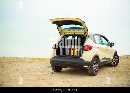 Les valises et sacs dans coffre de voiture sur la plage. Vacances d'été, voyage, voyage, adventure concept Banque D'Images