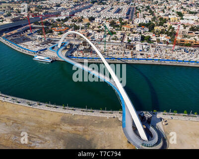 L'eau de Dubaï tolérance canal pont sur le Creek Vue aérienne Banque D'Images