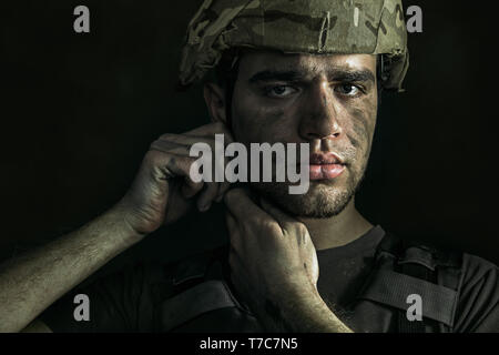 La préparation de l'avenir de la réunion. Close up portrait of young male soldier. L'homme en uniforme militaire sur la guerre. Déprimé et ayant des problèmes avec la santé mentale et d'émotions, de stress post-traumatique, la réadaptation. Banque D'Images