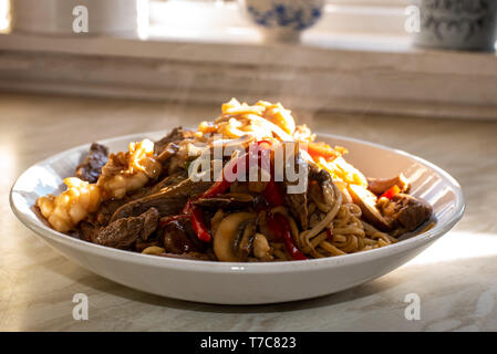 Un délicieux boeuf chow mein Banque D'Images