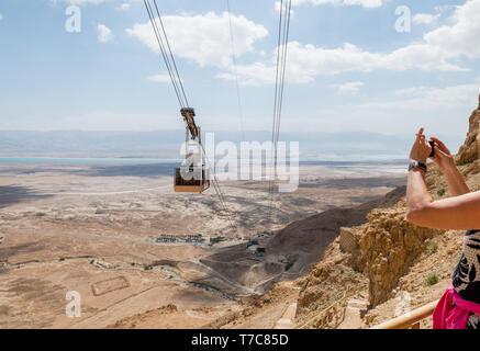 Photo de femme faisant le téléphérique allant de Massada en Israël Banque D'Images