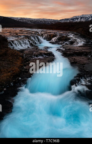 Bruarfoss est bien connue pour sa couleur bleue. Banque D'Images