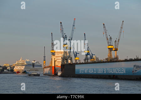 Bateau de croisière AIDAsol de quitter le port, Hambourg, Allemagne Banque D'Images