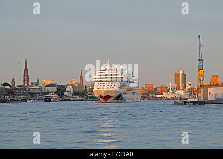 Bateau de croisière AIDAsol de quitter le port, Hambourg, Allemagne Banque D'Images