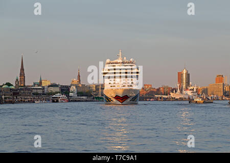 Bateau de croisière AIDAsol de quitter le port, Hambourg, Allemagne Banque D'Images