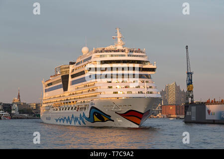 Bateau de croisière AIDAsol de quitter le port, Hambourg, Allemagne Banque D'Images