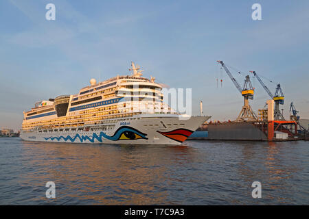 Bateau de croisière AIDAsol de quitter le port, Hambourg, Allemagne Banque D'Images