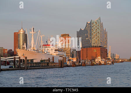 Navire-musée Cap San Diego et de l'Elbe Philharmonic Hall, Hambourg, Allemagne Banque D'Images