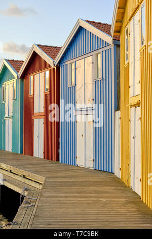 Le bois peint de couleurs vives bateau de pêche traditionnel abris / cabines de Smogen sur la côte dans Vastra Sweden SWEDEN Sweden Banque D'Images