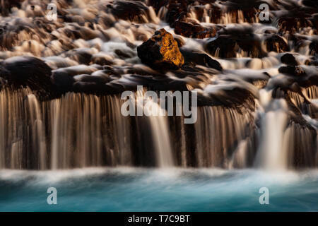 La lumière du matin sur le doré de Hraunfossar incroyable. Banque D'Images