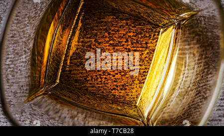 Dans les verres de whisky sur un fond noir en gris Banque D'Images