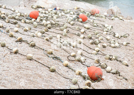 Les bouées flottantes sur corde bordée sur la côte plage et prêt à être mis dans l'eau de mer au début de la saison de natation Banque D'Images