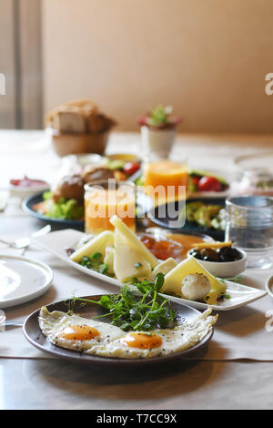 Des plats délicieux servis sur diverses plaques sur une table Banque D'Images