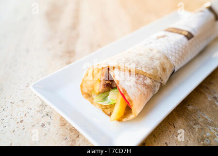 Délicieux kebab turc en desservant tortilla on white plate Banque D'Images