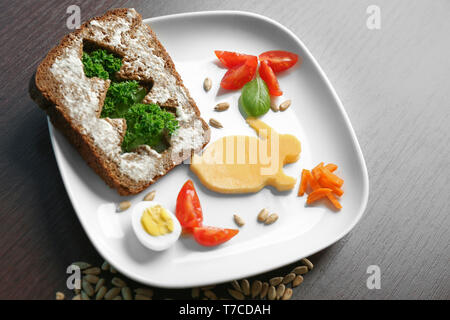 Plaque avec toast créatif pour enfant sur la table Banque D'Images