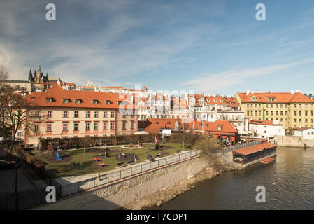 Belle Praha city décor avec Prazsky hrad sur l'arrière-plan de pont Karluv Most en République tchèque au cours de la journée au début du printemps de nice Banque D'Images