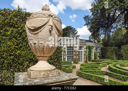 De l'urne dans le jardin à la française, Mount Edgcumbe Cornwall Park 2019 Banque D'Images