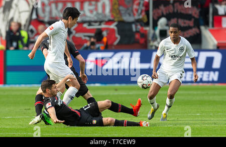 Leverkusen, Allemagne le 5 mai 2019, journée de Bundesliga, Leverkusen Bayer 04, 32 vs SG Eintracht Frankfurt : Makoto Hasebe (SGE), Lucas Alario (B04) en Banque D'Images