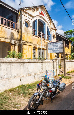 Galle, Sri Lanka - 14 mars 2011 : moto garée à l'extérieur de l'ancienne caserne de police. E bâtiment date de 1927. Banque D'Images