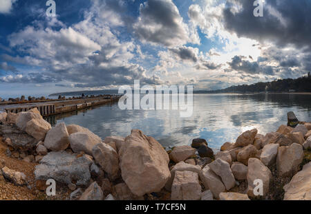 Seascape pierres dans l'eau de mer. Des nuages et ciel bleu. Varna, Bulgarie Banque D'Images