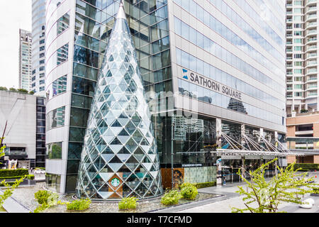 Bangkok, Thaïlande - 4 août 2017 : Sathorn Place. Le bâtiment est un immeuble de bureau connecté à la station de BTS Chong Nonsi. Banque D'Images