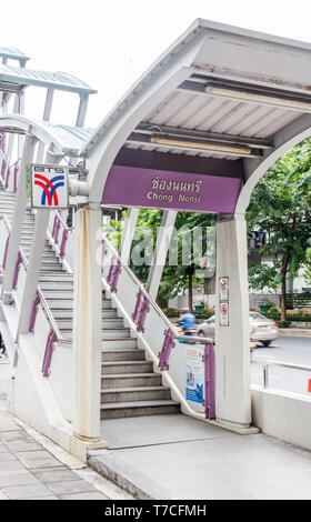 Bangkok, Thaïlande - 4 août 2017 : escalier pour la station de BTS Chong Nonsi. Le Skytrain fait partie intégrante du système de transport public. Banque D'Images