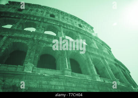 Coliseum (Colosseum) à Rome, Italie. Le Colisée est un monument important de l'antiquité et est l'une des principales attractions touristiques de Rome. Banque D'Images