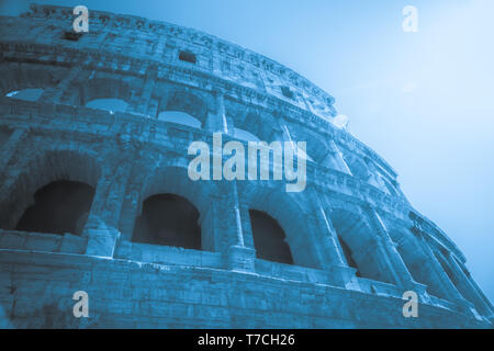 Coliseum (Colosseum) à Rome, Italie. Le Colisée est un monument important de l'antiquité et est l'une des principales attractions touristiques de Rome. Banque D'Images