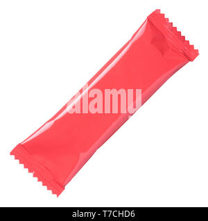 Rouge Blanc brillant aluminium fermé snack-bonbons au chocolat ou food bar avec emballage déchirer zigzag coins isolé sur fond blanc Banque D'Images