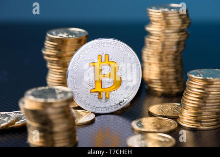 Bitcoin. Peu de monnaie Bitcoin golden peu sybmol logo avec des pièces d'or par les cheminées. Banque D'Images