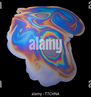 Résumé des déversements de pétrole irisé arc-en-ciel sur fond noir Banque D'Images