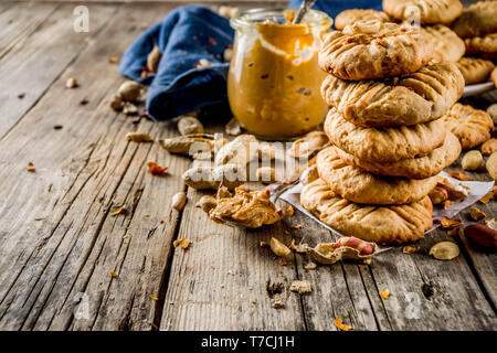 Cuisson traditionnelle américaine, des biscuits avec des arachides et du beurre d'arachide sur table en bois rustique Banque D'Images