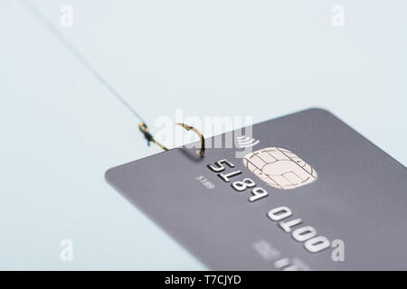 La carte de crédit sur le crochet de pêche fuite de données de fraude de l'argent vol concept d'hameçonnage Banque D'Images