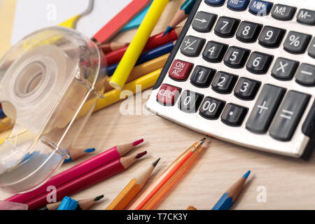 Lieu de travail bureau en bois Vue de dessus personne n'calculatrice et papeterie close-up Banque D'Images