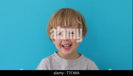 Little Boy laughing at camera Banque D'Images