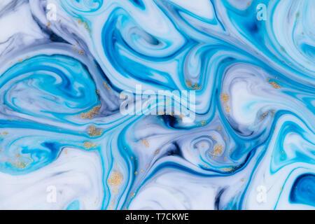 Résumé fond bleu marbré avec poussière d'or. Liquide en écoulement en texture. Banque D'Images