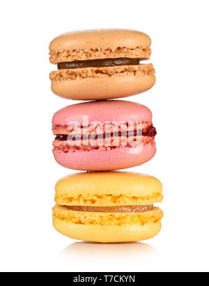 Macarons. Trois macarons français classique empilé isolé sur fond blanc. Banque D'Images