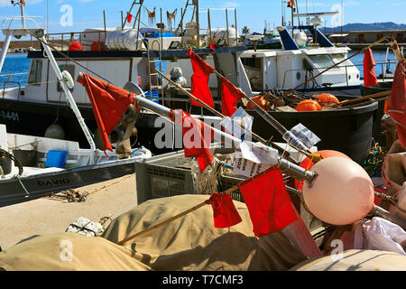 Marqueur de pêcheurs de drapeaux et autres accessoires sur le quai au port de Javea sur la Costa Blanca Nord, Espagne Banque D'Images