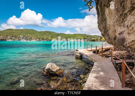 Un nouveau sentier de la promenade côté falaise de Belmont beach à la princesse Margaret, la plage de l'île de Bequia. Banque D'Images