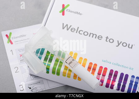 Kiev, Ukraine - 17 octobre 2018 : 23andMe test génétique personnelle kit de prélèvement de salive, avec un tube, fort et instructions. Rédaction d'illustration. Banque D'Images