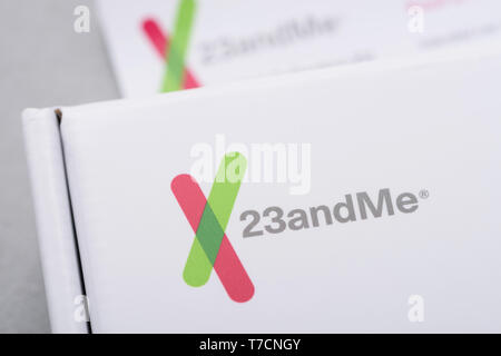 Kiev, Ukraine - 17 octobre 2018 : Gros plan sur le logo 23andMe test génétique personnelle kit de prélèvement de salive. Rédaction d'illustration. Banque D'Images