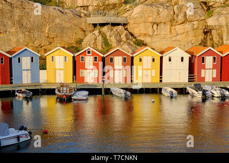 Le bois peint de couleurs vives bateau de pêche traditionnel abris / cabines de Smogen sur la côte dans Vastra Sweden SWEDEN Sweden Banque D'Images