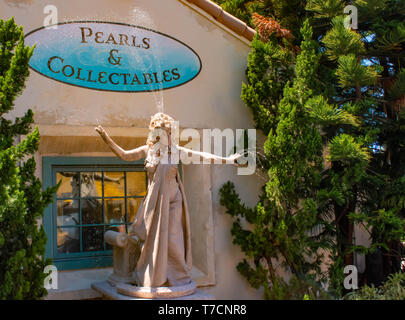 Orlando, Floride. Le 20 avril 2019. Femme vivant statue plaids petits jets d'eau de ses mains à Seaworld dans International Drive Area (2) Banque D'Images