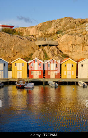 Le bois peint de couleurs vives bateau de pêche traditionnel abris / cabines de Smogen sur la côte dans Vastra Sweden SWEDEN Sweden Banque D'Images