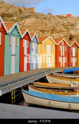 Le bois peint de couleurs vives bateau de pêche traditionnel abris / cabines de Smogen sur la côte dans Vastra Sweden SWEDEN Sweden Banque D'Images