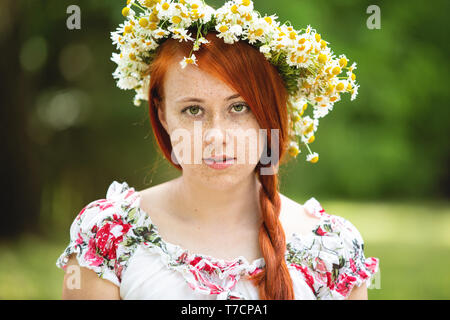 Portrait d'une jeune fille rousse avec une couronne Banque D'Images